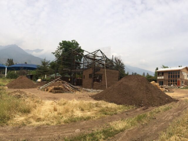 un espacio abierto y con mucha tierra  para el proposito de esta casa cerro