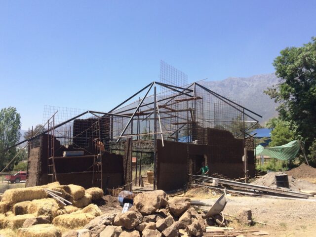 una casa que se conecta a la forma madre del paisaje de cordillera de peñalolem