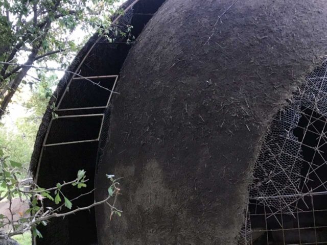 tierra con paja, y enlucido de cal y polvo de cuarzo